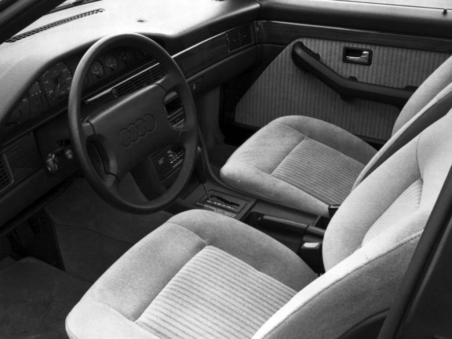 Интерьер Audi 100 (С3) 1988 года  (NA) (фото 4 из 6)